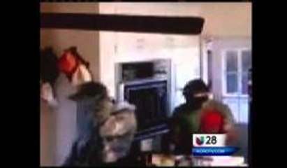 Una cámara de seguridad graba a dos ladrones robando una vivienda