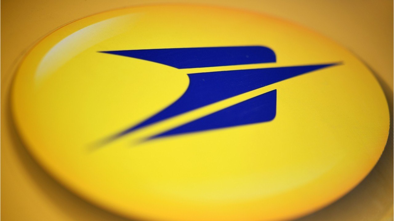 Des travailleurs sans-papiers d'une filiale de La Poste manifestent pour dénoncer leurs conditions de travail