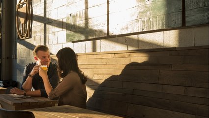 Après trois rendez-vous galants, il lui demande de lui rembourser ses consommations