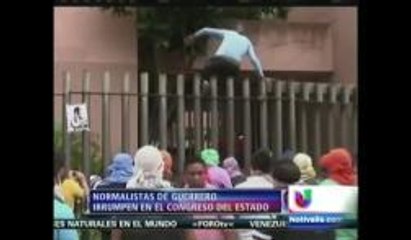 Estudiantes irrumpen en el congreso del estado de Guerrero