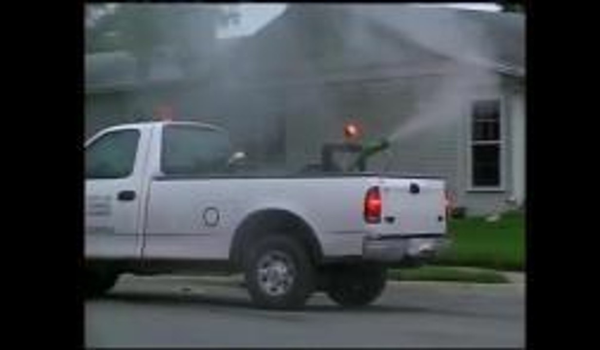 El Departamento de Control de Plagas fumigó contra los mosquitos