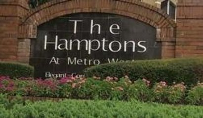 Orlando: Sujeto arrestado se lanza de tercer piso y muere