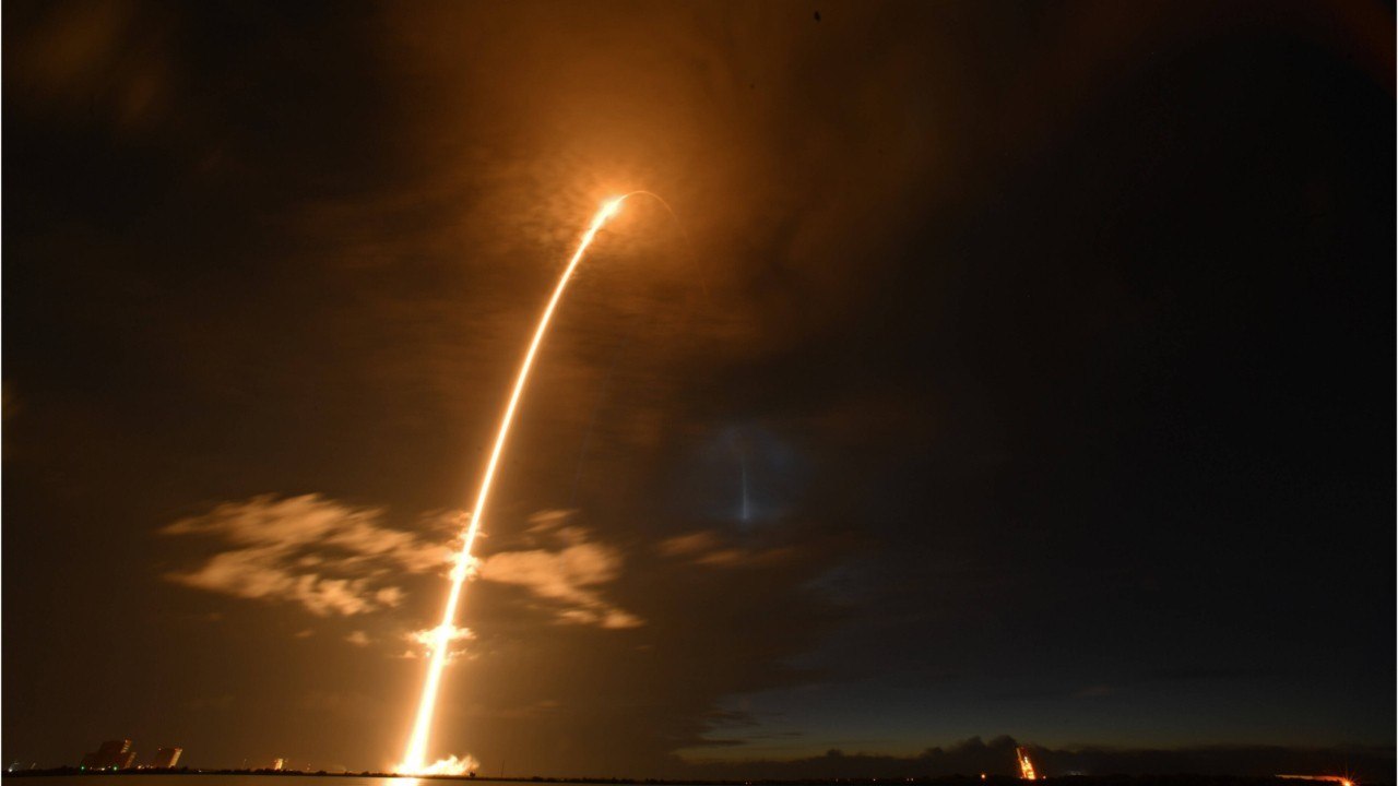 SpaceX : visibles dans le ciel, les satellites d’Elon Musk font halluciner des Bretons