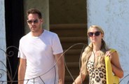 Notícia de que marido de Paris Hilton tem filha de relacionamento anterior causa burburinho na imprensa