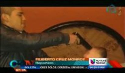 Hombre apunta con un arma a un bebé