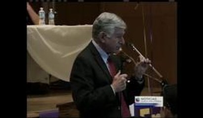 Ex gobernador de Massachusetts testifica a favor de Robel Phillipos