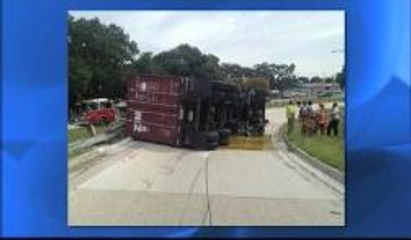 Vuelca un camión con aceite