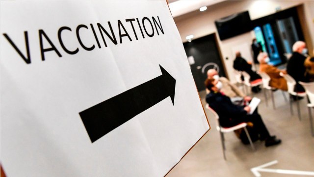 À Paris, on jette 21 doses de vaccins à la poubelle car il n’y a pas assez de patients