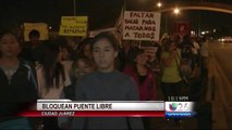 Bloquean el puente libre por estudiantes desaparecidos en Guerrero.
