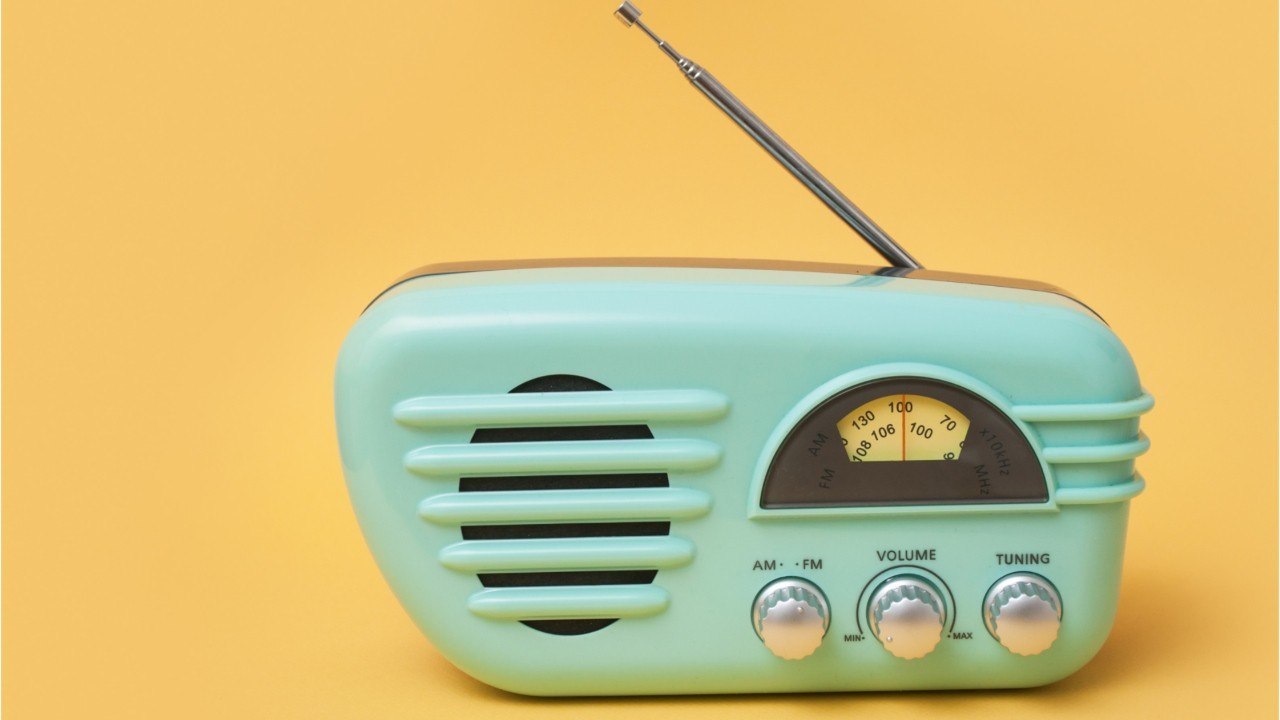 Mercato radio : Stéphane Bern file sur Europe 1, Camille Combal quitte Virgin Radio