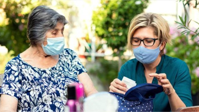 Écœurées par le versement aléatoire de la prime Covid, les aides à domicile témoignent