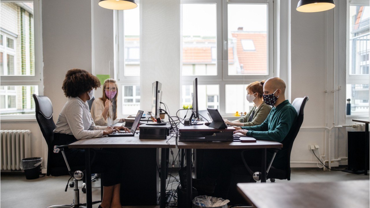 Couvre-feu à 18h : pourrez-vous aménager vos horaires de travail avec votre employeur ?