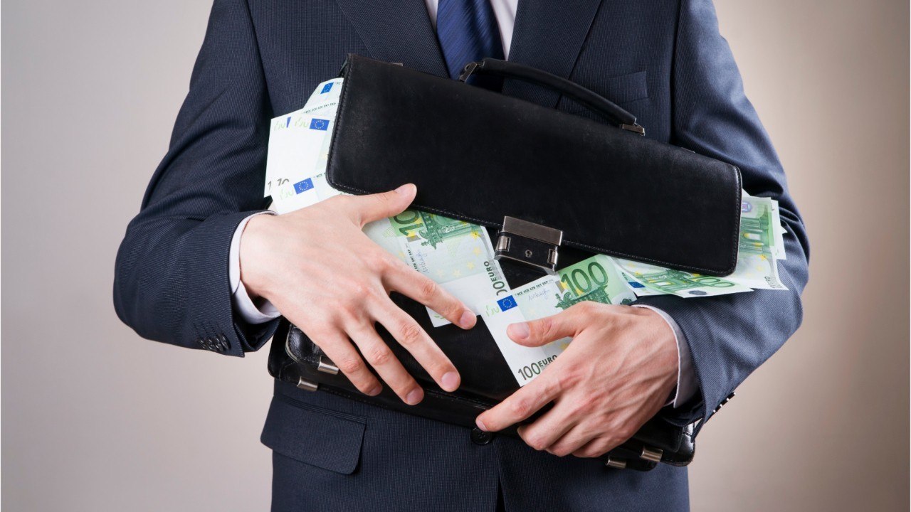 Comment ce couple français a payé sa maison en Grèce avec des valises de billets