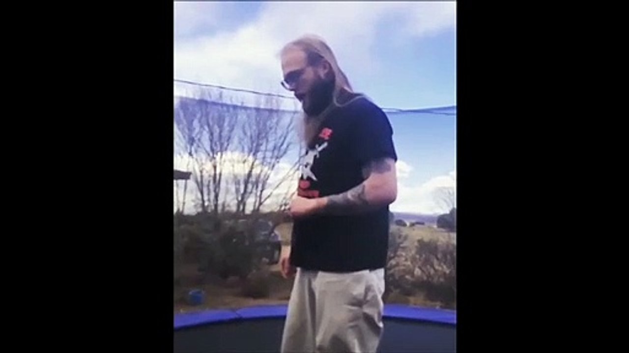 Un avaleur de sabre fait un salto arrière sur un trampoline