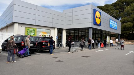 File d’attente monstre devant un Lidl pour… une machine à coudre