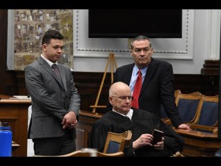 Judge dismisses weapons charge at Rittenhouse murder trial