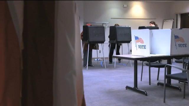 Más votantes republicanos que demócratas