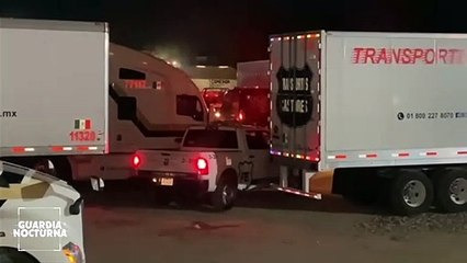 Al interior de la caja de un tráiler, fue localizado el cadáver de un hombre con huellas de violencia