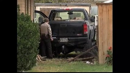 Camioneta impacta una residencia