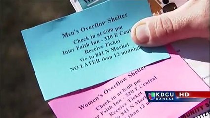 Wichita: Departamento de Policía ayuda a ambulantes