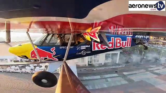 Il se pose en avion sur une jetée