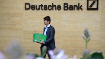 L’ex-employé Deutsche Bank portant un sac Bitcoin après son licenciement : l’histoire derrière la photo culte