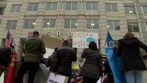 Activistas entregan una demanda al Departamento de Seguridad Nacional