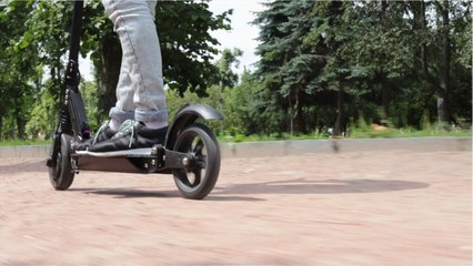 Voilà comment tant d’ados montent sur les trottinettes électriques sans payer