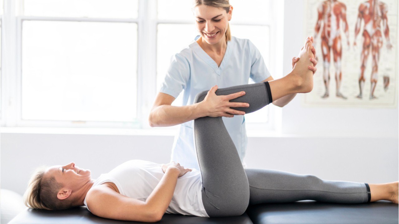 Kinés, infirmiers, orthophonistes… : pourquoi la réforme des retraites risque de peser lourdement sur leur activité