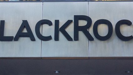 Réforme des retraites : Macron fait-il un cadeau au fonds américain BlackRock ?