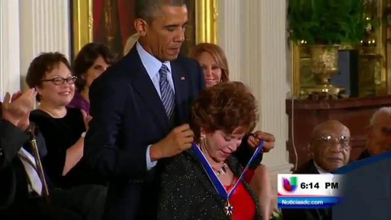 Celebridades recibieron medalla de parte del presidente Barack Obama