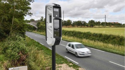 Des pneus et du bois avaient été disposés au pied du radar : une enquête a été ouverte par la police pour trouver le ou les auteur(s) de l’incendie.