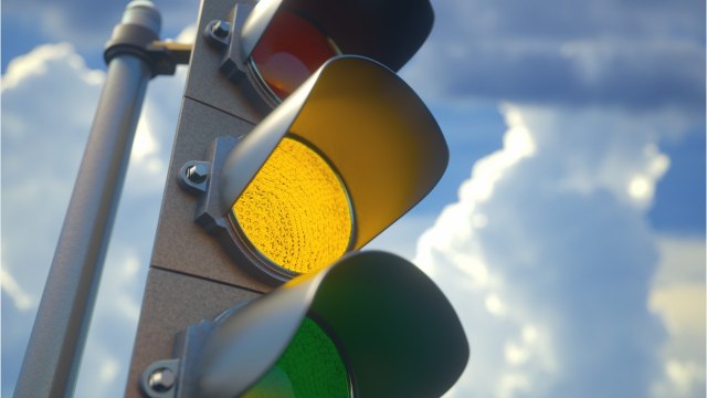 Pourtant pas réglementaires, les feux tricolores intelligents se multiplient en France