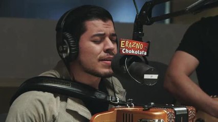 Noel Torres cantando en el estudio