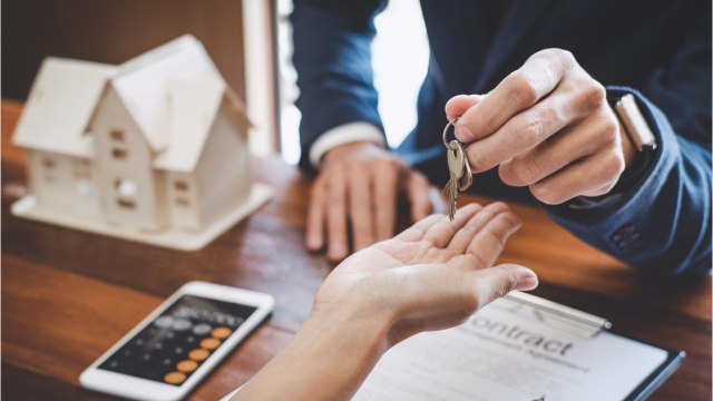 Une quarantaine de personnes passe la nuit dehors... pour acheter un appartement