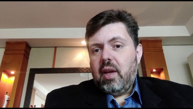 Psicanalista avalia relação entre docentes e alunos após vídeo de professora em surto em Cascavel