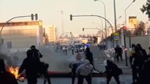 Piquetes y antidisturbios intercambian lanzamientos de piedras y pelotas de goma en las protestas de Navantia en Cádiz