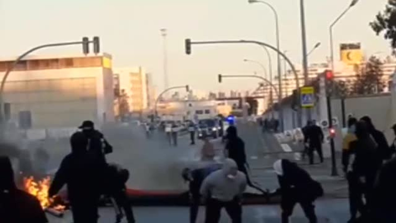 Piquetes y antidisturbios intercambian lanzamientos de piedras y pelotas de goma en las protestas de Navantia en Cádiz