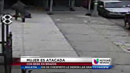 Mujer es atacada con bebé en brazos