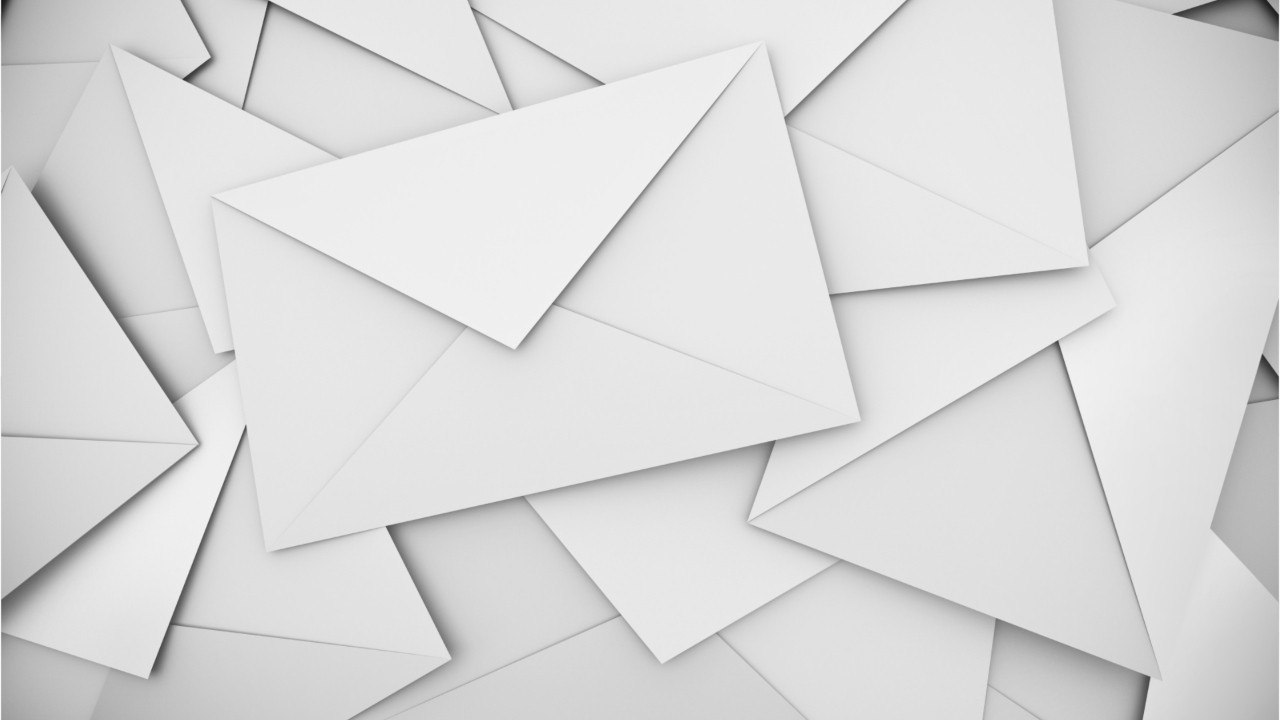 Courriers des impôts, chèques... Un maire retrouve des centaines de lettres au fond d'un fossé