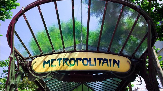 De plus en plus de travailleurs précaires dorment dans le métro parisien