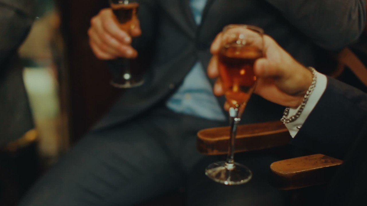 Champagne en boîte, séjour à barcelone... l'ancien maire se faisait-il plaisir aux frais de la commune ?