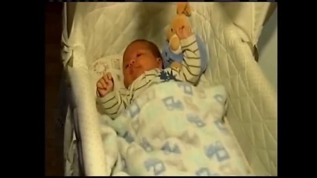 Advierten del peligro de que los bebés duerman con artículos en sus cunas