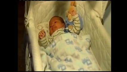 Advierten del peligro de que los bebés duerman con artículos en sus cunas