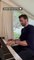 Les internautes se demandent qui est la jeune femme brune qui filme Chris Evans, en train de jouer du piano.
