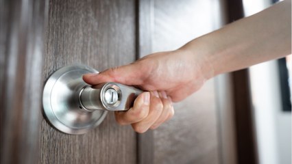 “Je connais la loi” : deux squatteurs expliquent aux vrais propriétaires qu’ils sont désormais chez eux (vidéo)