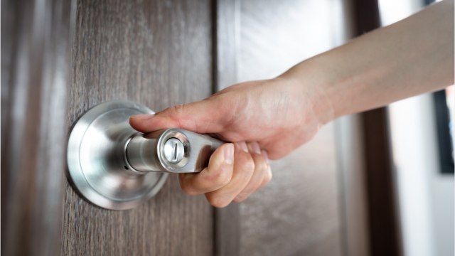 “Je connais la loi” : deux squatteurs expliquent aux vrais propriétaires qu’ils sont désormais chez eux (vidéo)