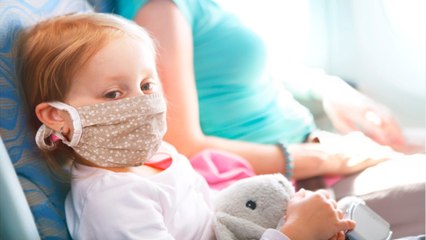 États-Unis : un enfant de 2 ans débarqué d'un avion avec sa mère car il mangeait sans masque