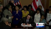 El alcalde Vincent Gray firma varios proyectos de ley