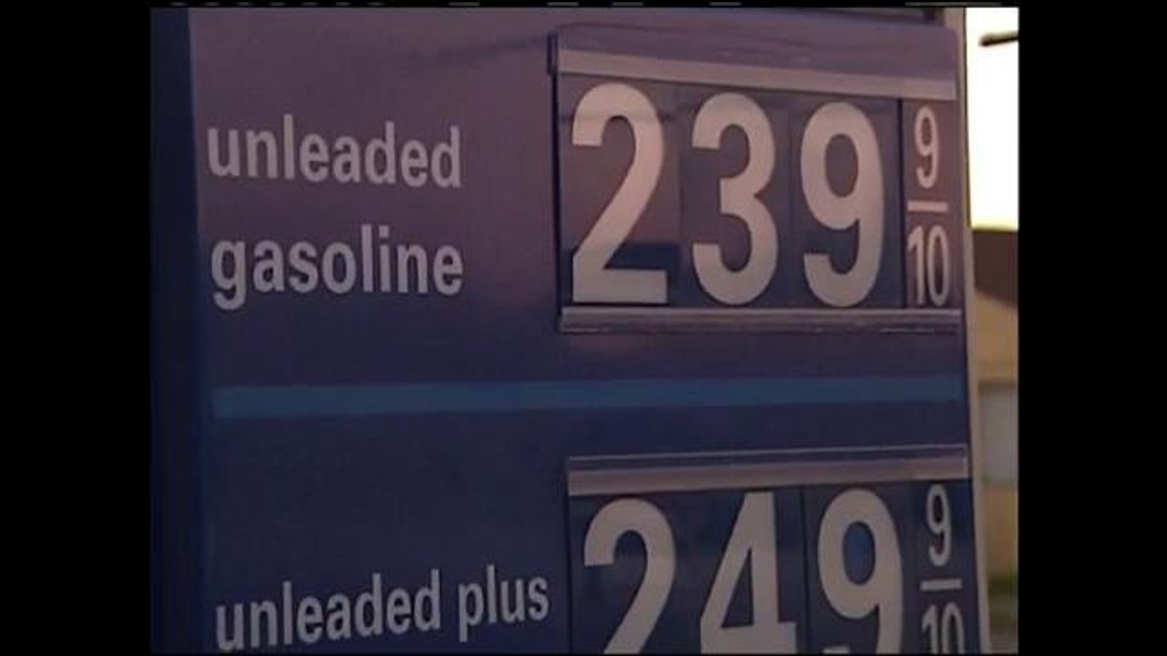 Disminuyen los precios del combustible